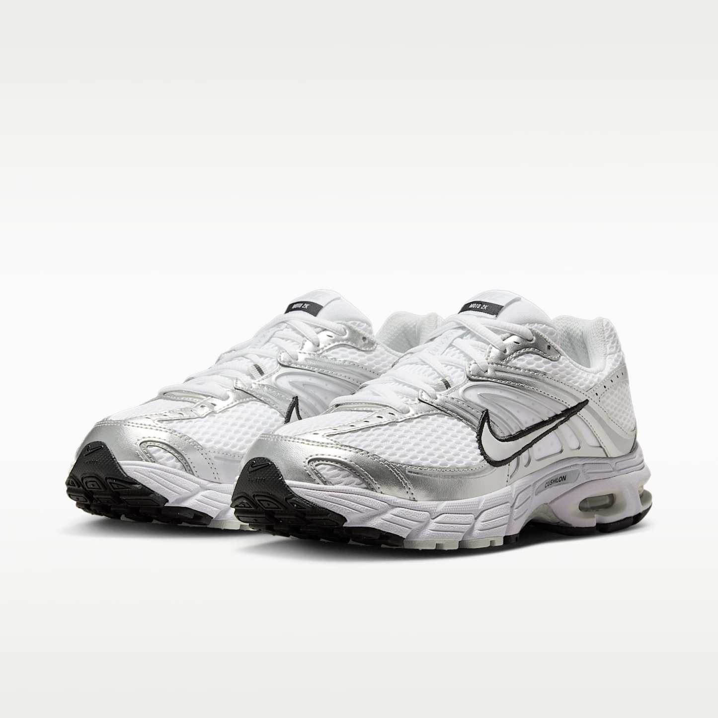Nike Air Max Moto 2K Schuh mit reflektierenden Akzenten (Damen) – Weiß/Metallic Silver/Schwarz/Photon Dust