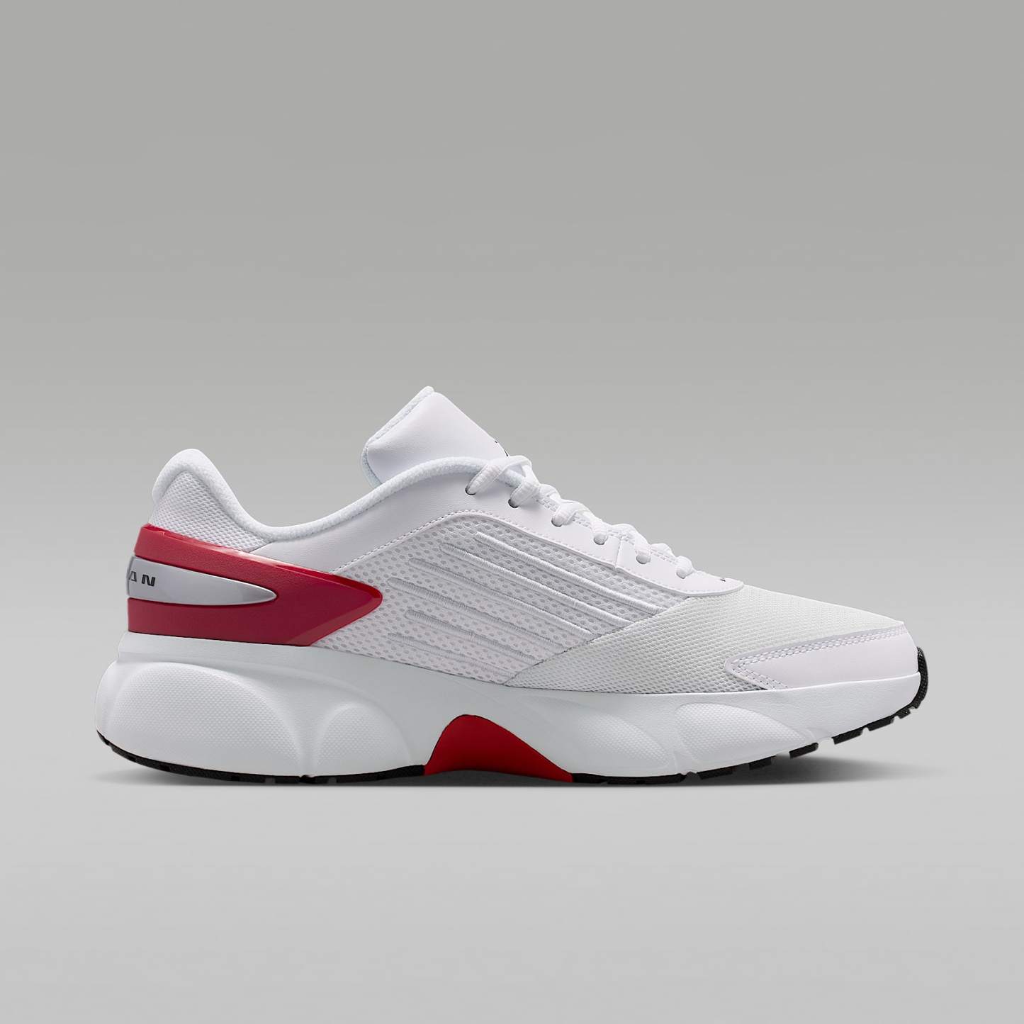 Jordan Trunner Flow Schuhe (Herren) – Weiß/Gym Red/Metallic Silver/Schwarz
