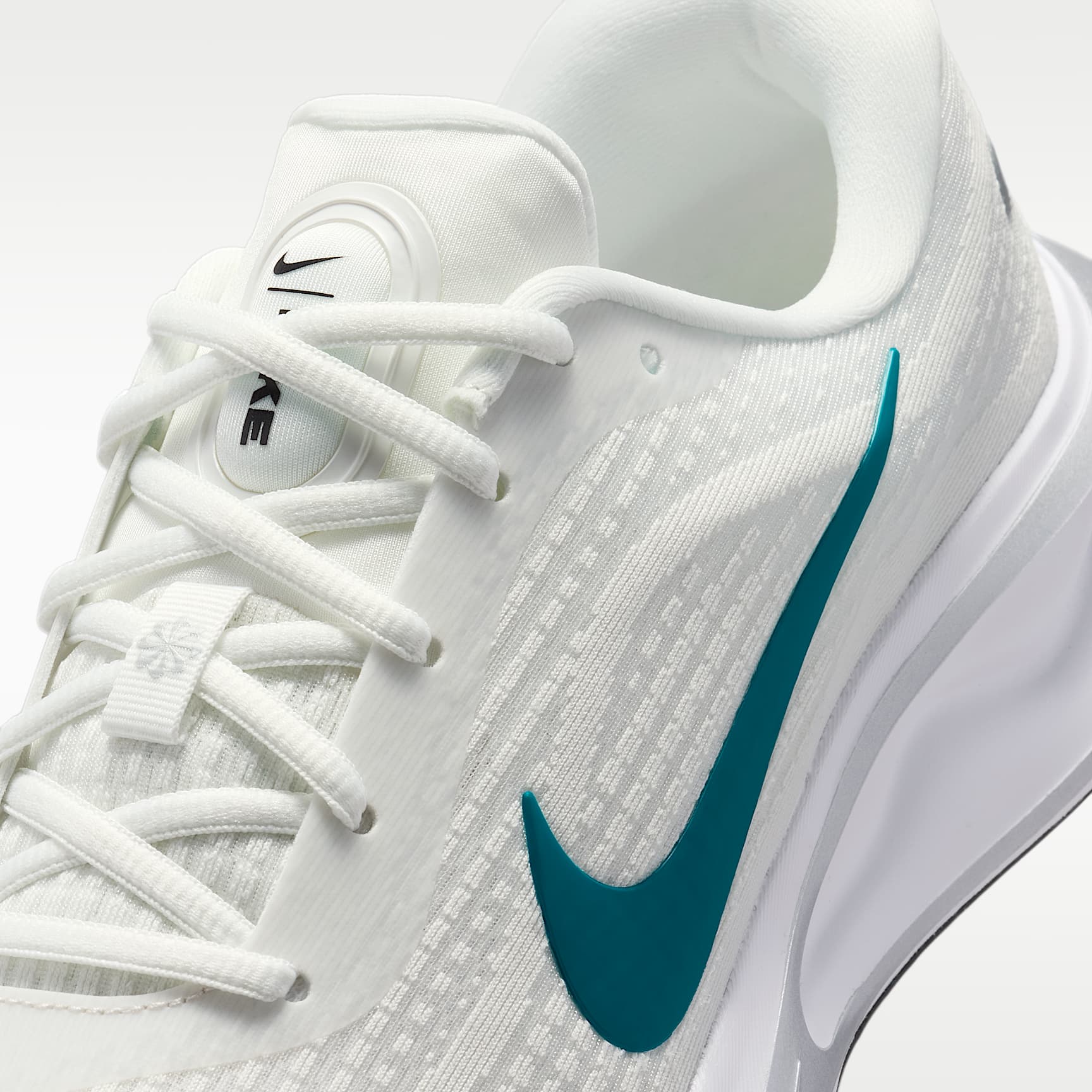Nike Journey Run Straßenlaufschuh (Herren) – Summit White/Schwarz/Metallic Silver/Bright Spruce