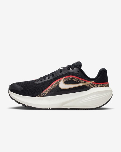 Nike Downshifter 14 Straßenlaufschuh (Damen) – Schwarz/British Khaki/Fusion Red/Sail