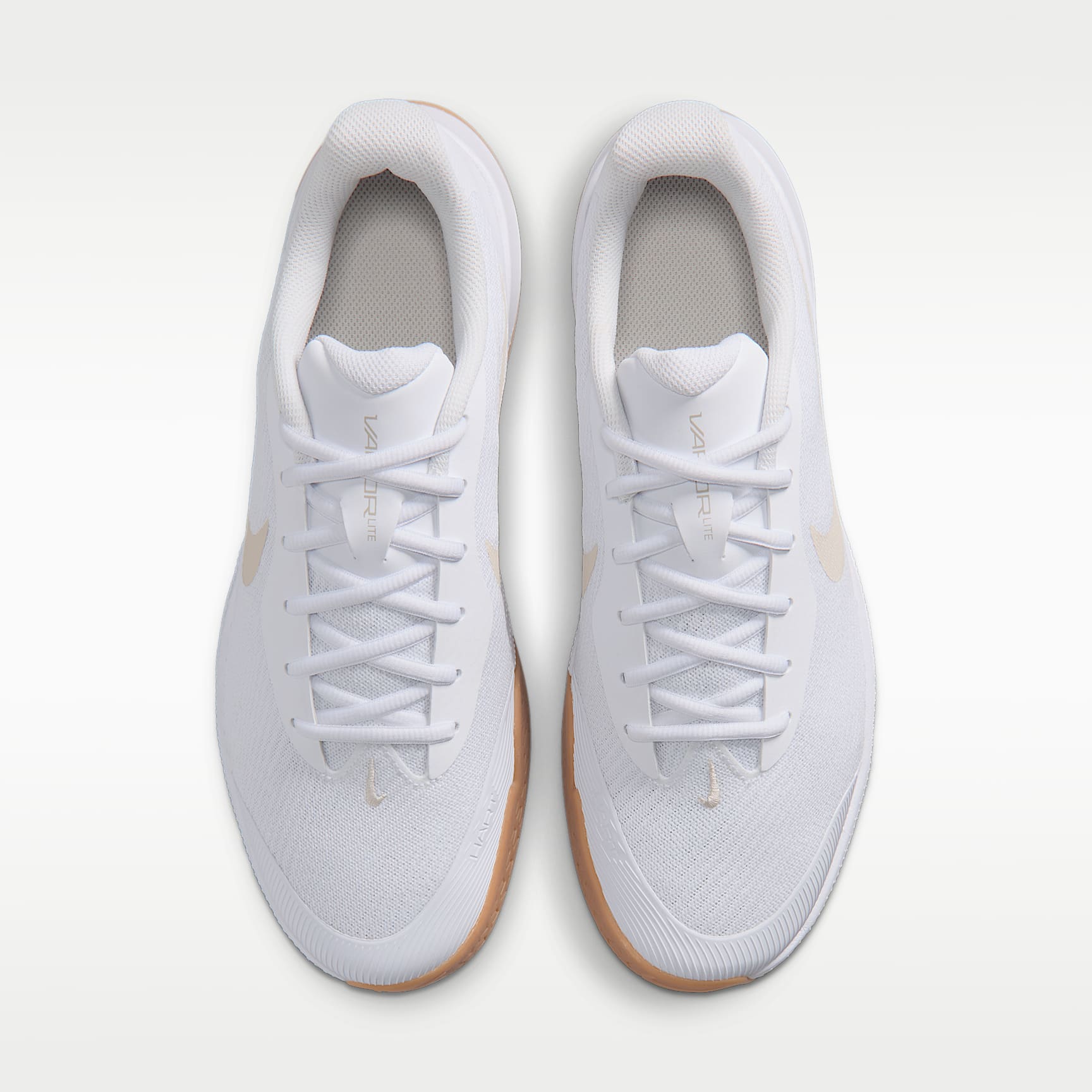 Nike Vapor Lite 3 Tennisschuh für Hartplätze (Herren) – Weiß/Summit White/Gum Yellow/Light Orewood Brown