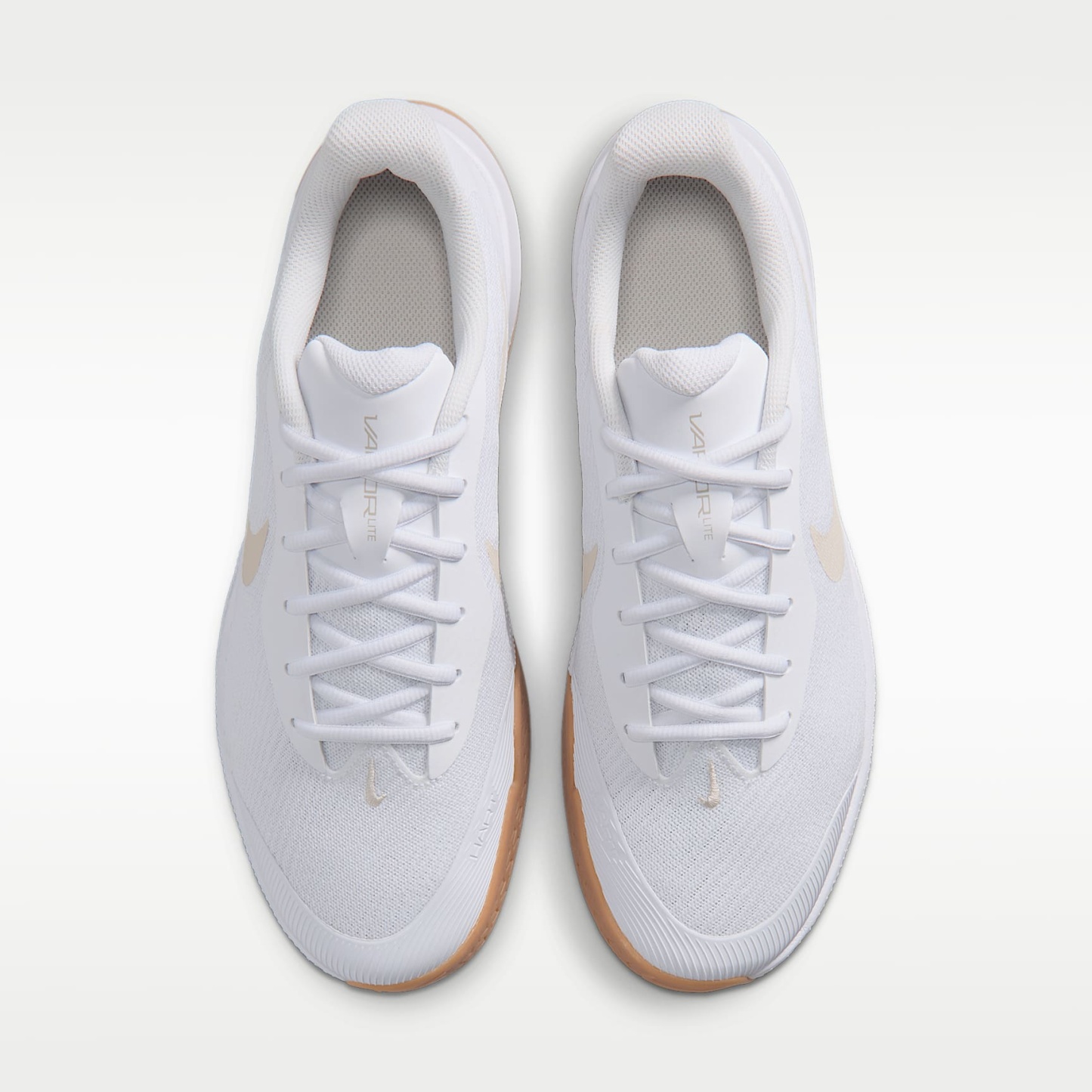 Nike Vapor Lite 3 Tennisschuh für Hartplätze (Herren) – Weiß/Summit White/Gum Yellow/Light Orewood Brown