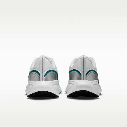 Nike Revolution 8 Utility Straßenlaufschuh (Herren) – Off White/Bright Spruce/Metallic Silver/Schwarz