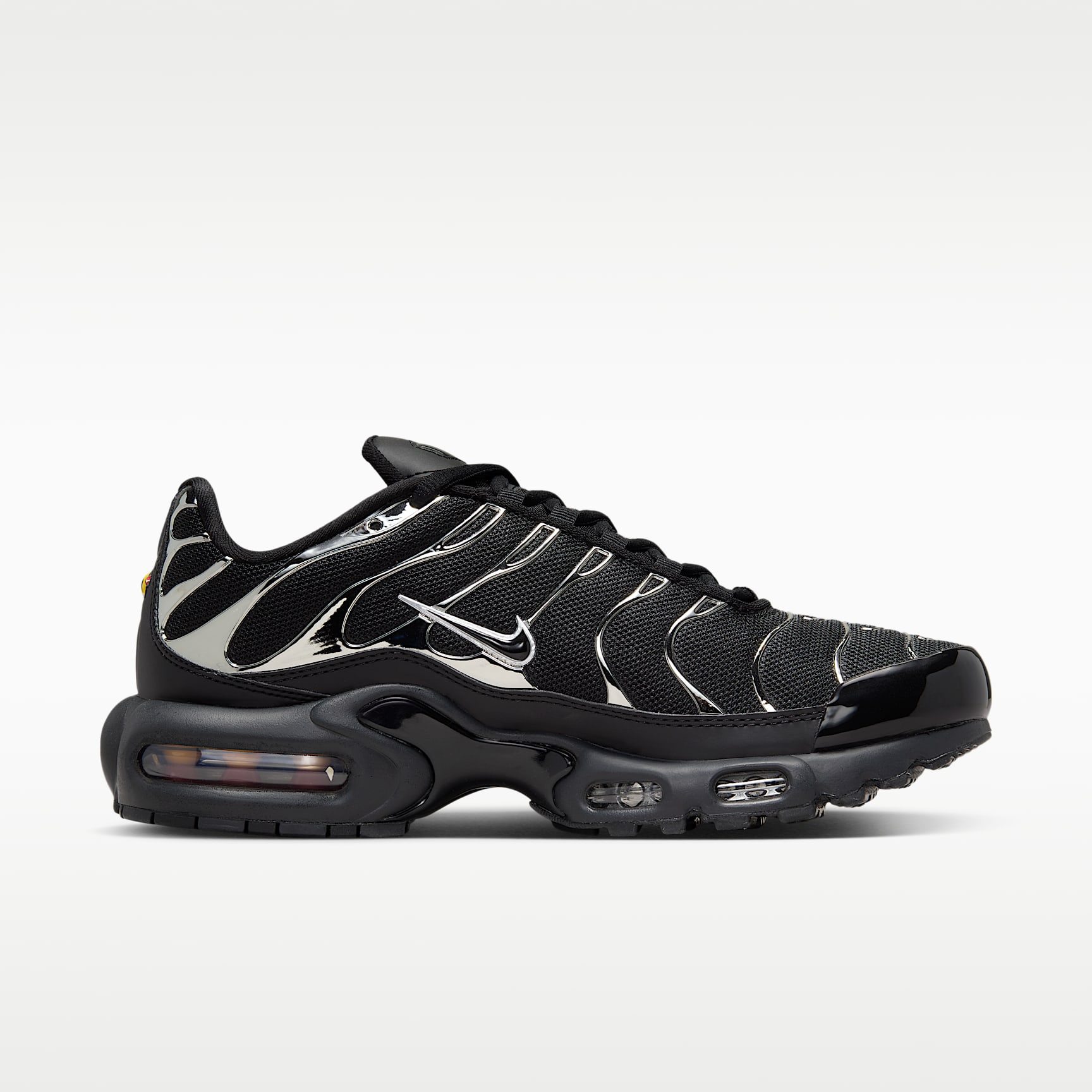 Nike Air Max Plus SE Schuh (Damen) – Schwarz/Metallic Silver/Laser Crimson/Off Noir