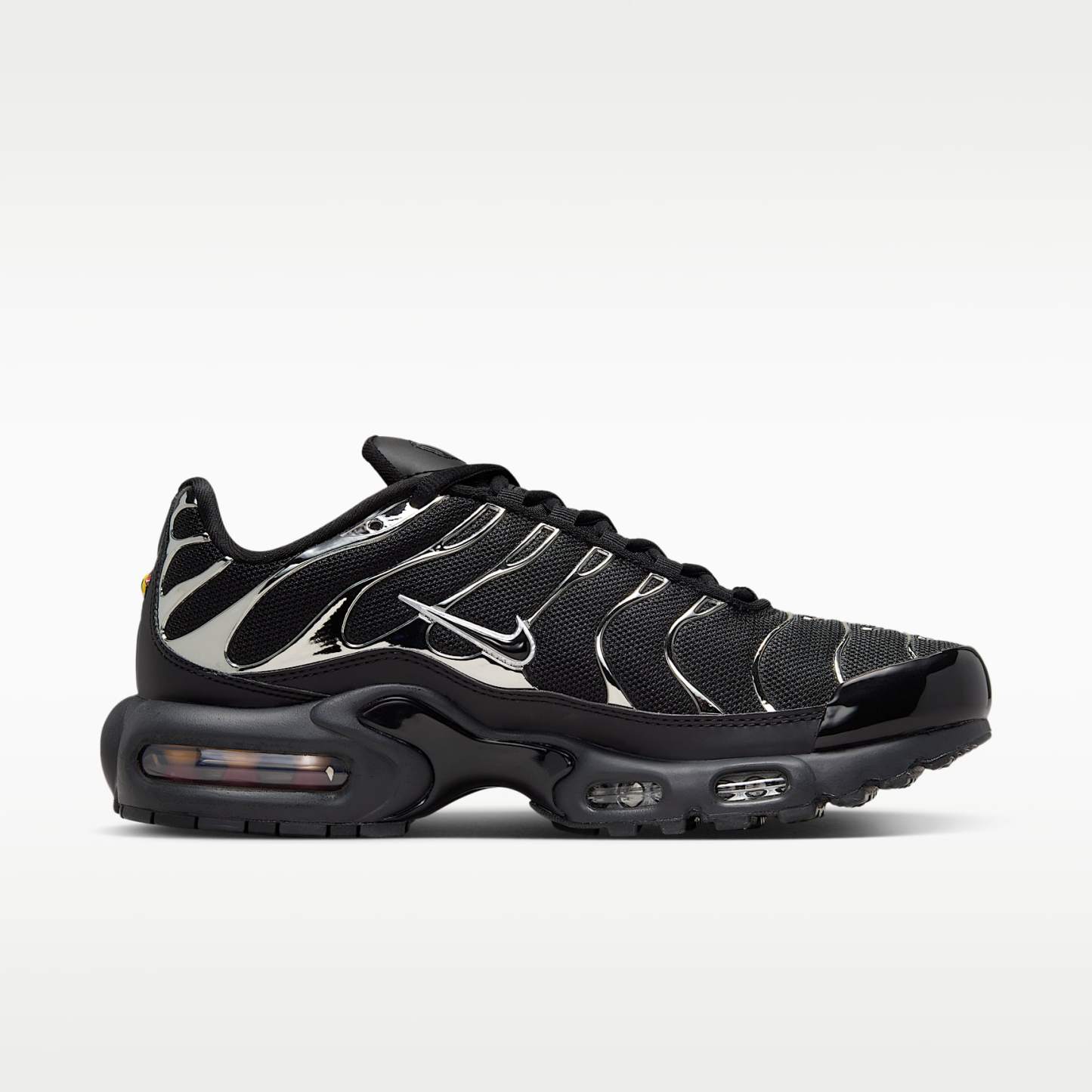 Nike Air Max Plus SE Schuh (Damen) – Schwarz/Metallic Silver/Laser Crimson/Off Noir