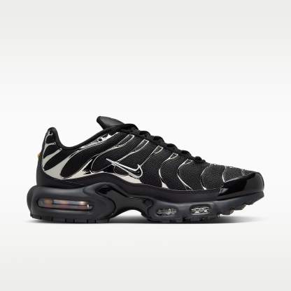 Nike Air Max Plus SE Schuh (Damen) – Schwarz/Metallic Silver/Laser Crimson/Off Noir