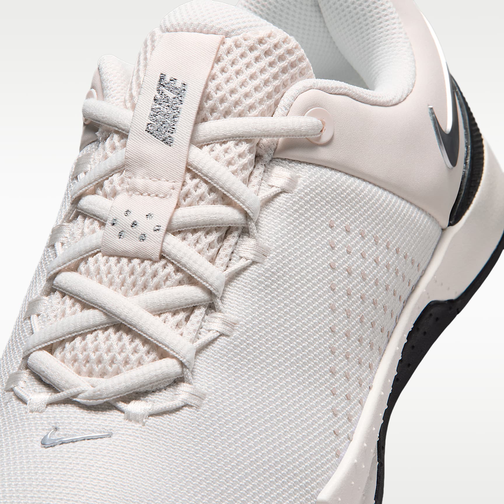 Nike MC Trainer 4 Trainingsschuh (Damen) – Phantom/Schwarz/Metallic Silver