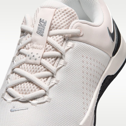 Nike MC Trainer 4 Trainingsschuh (Damen) – Phantom/Schwarz/Metallic Silver