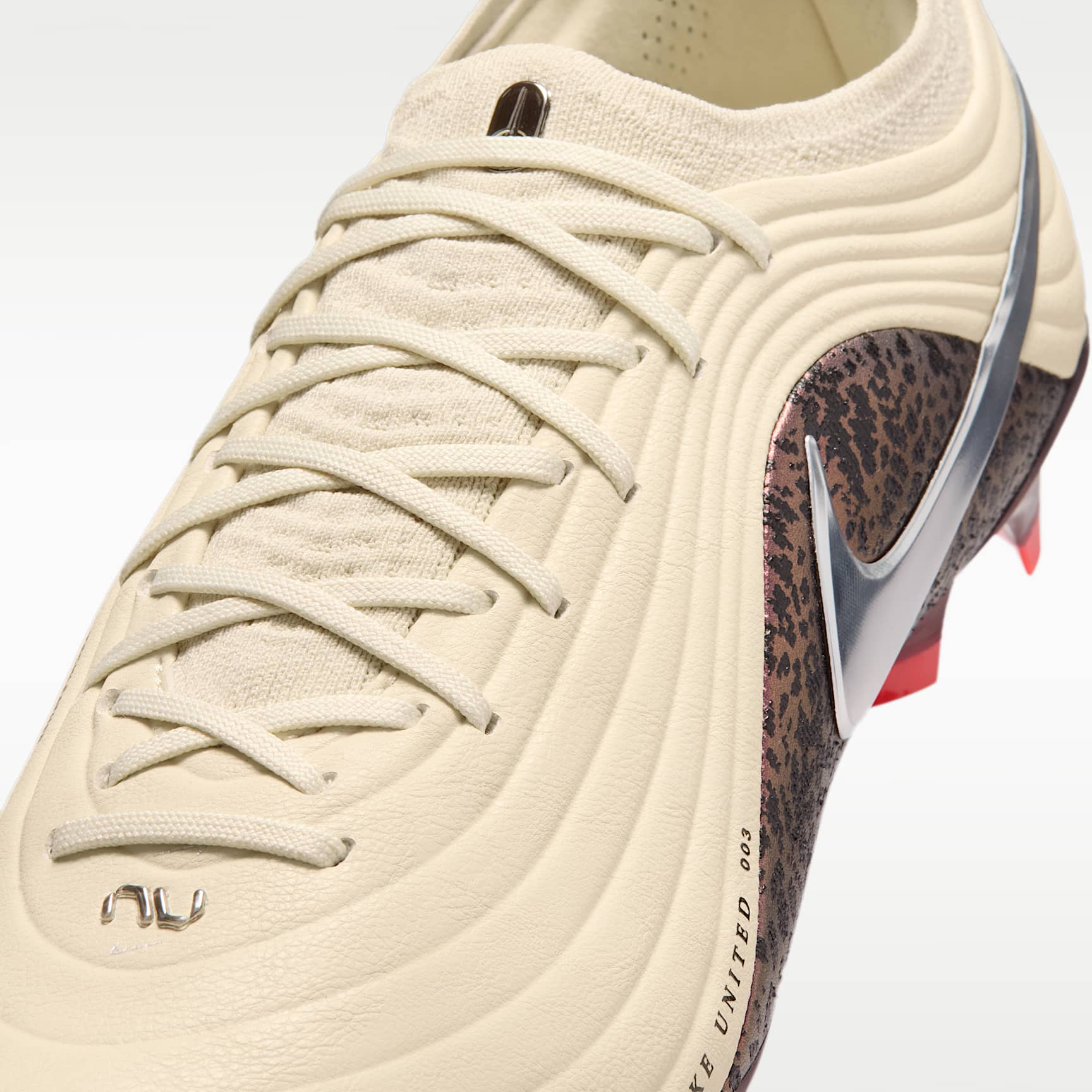 Nike United Tiempo Maestro Elite Low-Top-Fußballschuh für normalen Rasen – Fossil/Burgundy Crush/Metallic Silver