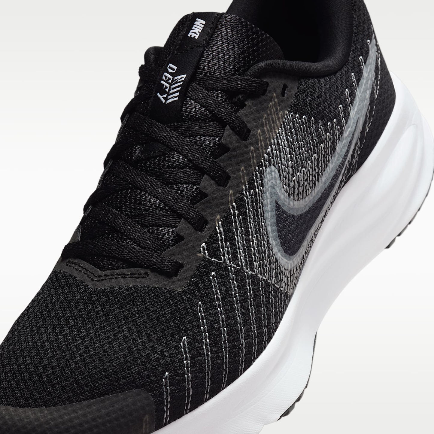 Nike Run Defy Straßenlaufschuh (Damen) – Schwarz/Wolf Grey/Weiß