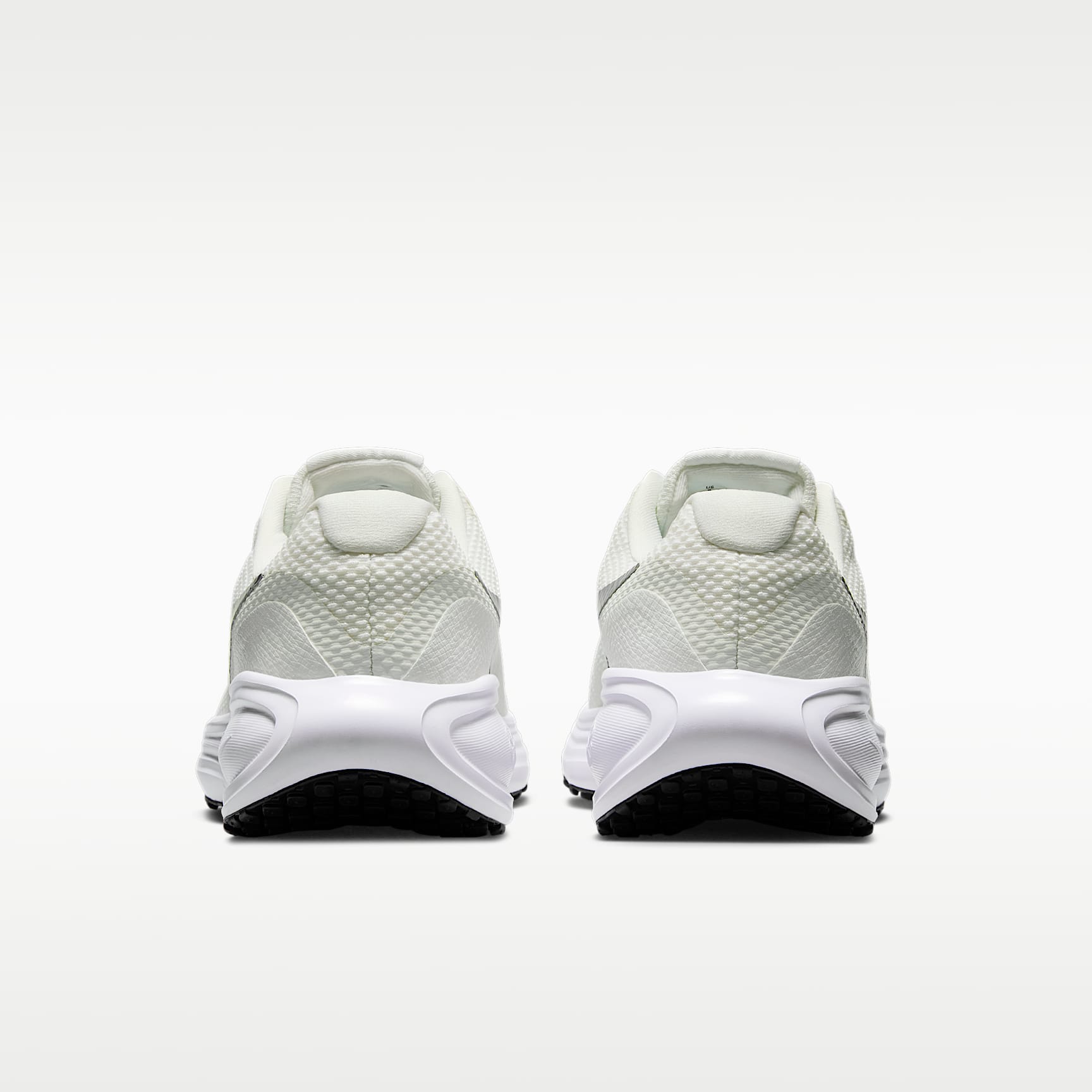 Nike Revolution 8 Straßenlaufschuh (Damen) – Sail/Weiß/Schwarz/Metallic Silver