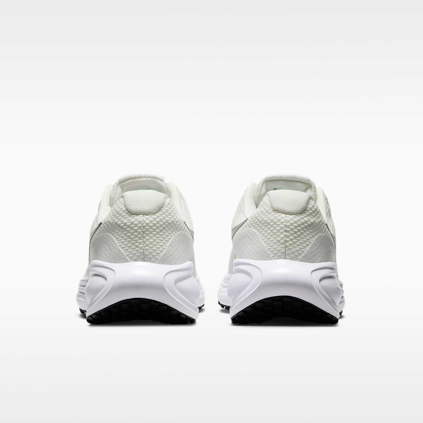 Nike Revolution 8 Straßenlaufschuh (Damen) – Sail/Weiß/Schwarz/Metallic Silver