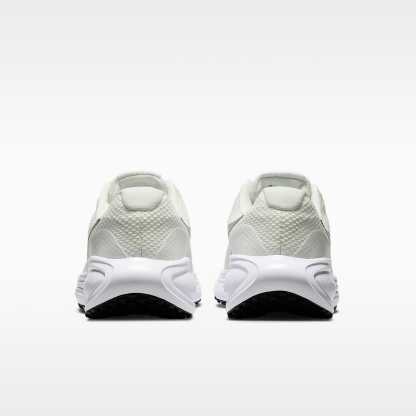 Nike Revolution 8 Straßenlaufschuh (Damen) – Sail/Weiß/Schwarz/Metallic Silver