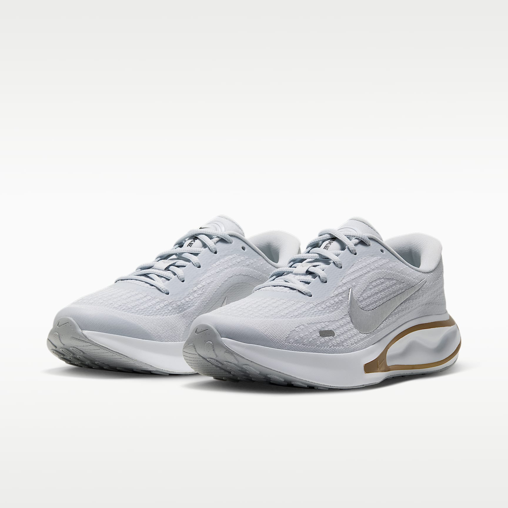 Nike Journey Run Straßenlaufschuh für Damen – Pure Platinum/Metallic Gold/Off White/Metallic Silver