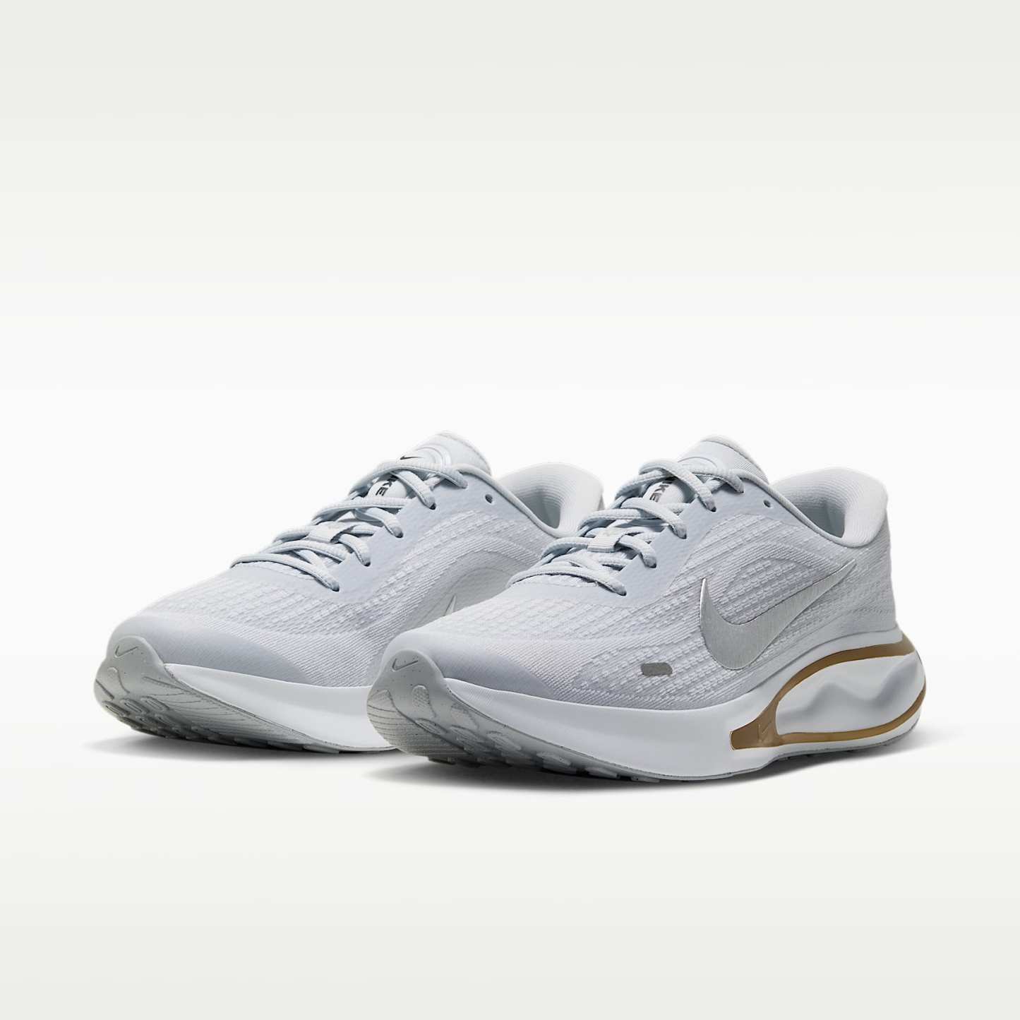 Nike Journey Run Straßenlaufschuh für Damen – Pure Platinum/Metallic Gold/Off White/Metallic Silver