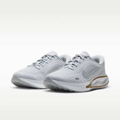 Nike Journey Run Straßenlaufschuh für Damen – Pure Platinum/Metallic Gold/Off White/Metallic Silver