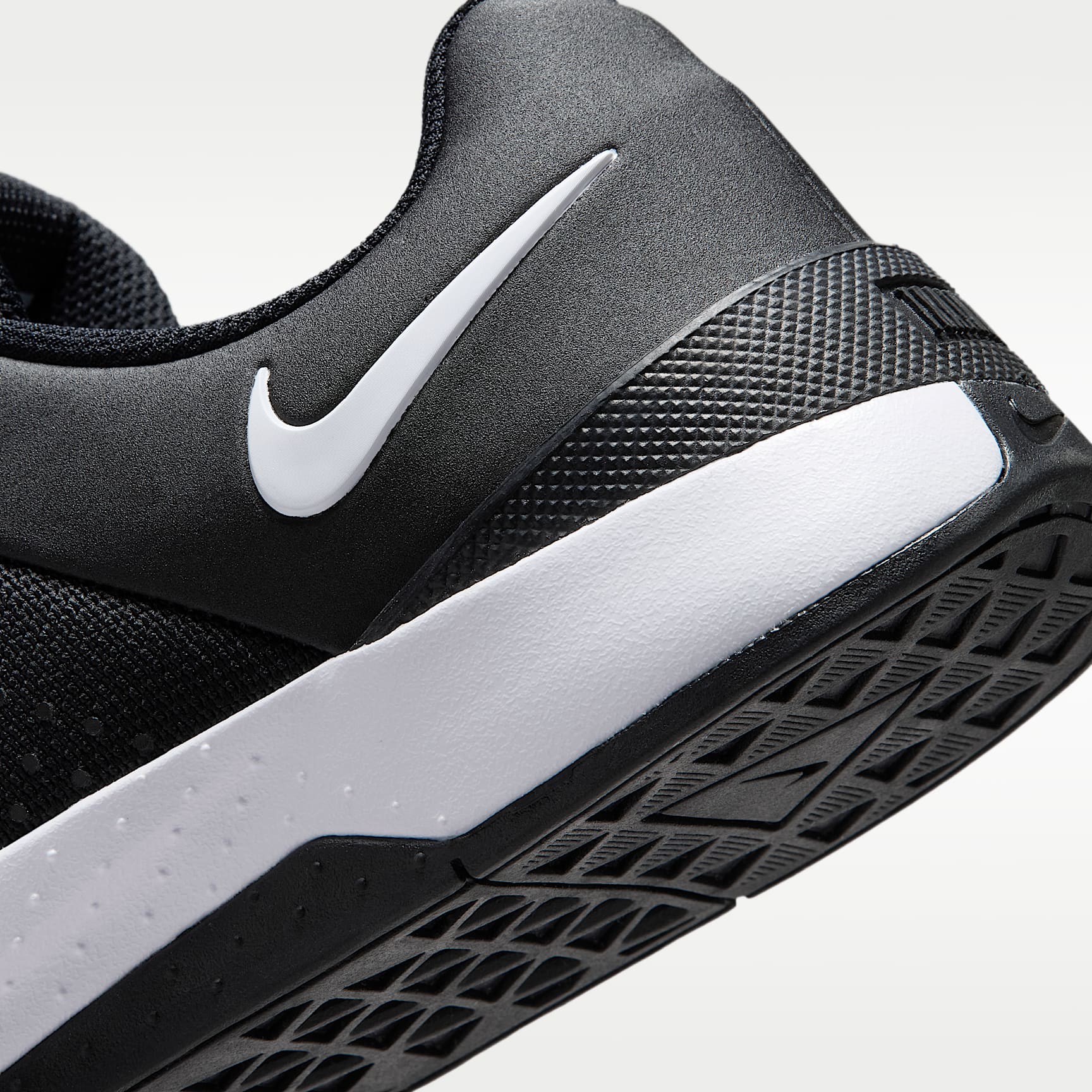 Nike MC Trainer 4 Trainingsschuh (Damen) – Schwarz/Weiß