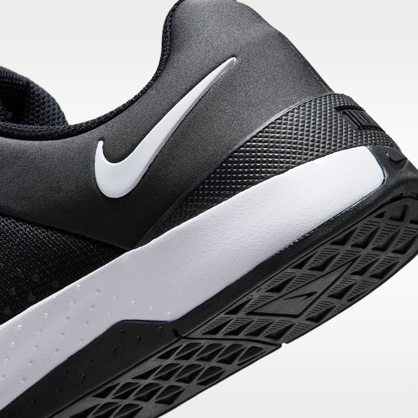 Nike MC Trainer 4 Trainingsschuh (Damen) – Schwarz/Weiß