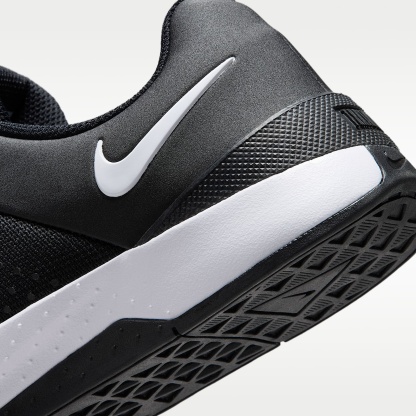 Nike MC Trainer 4 Trainingsschuh (Damen) – Schwarz/Weiß