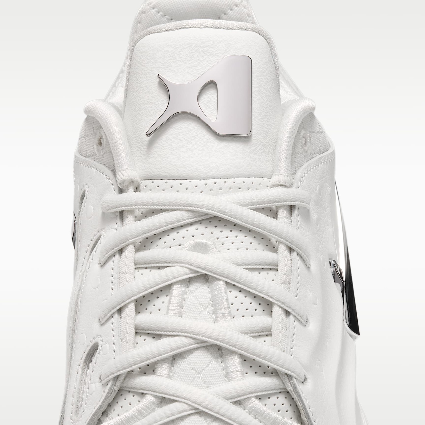 A'Two "White Label LX" A'ja Wilson Basketballschuh – Sail/Schwarz/Metallic Silver