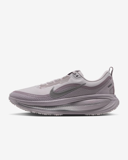Nike Vomero 18 GORE-TEX Wasserdichter Straßenlaufschuh mit reflektierenden Designakzenten (Damen) – Vast Grey/Silver Lilac/Metallic Silver