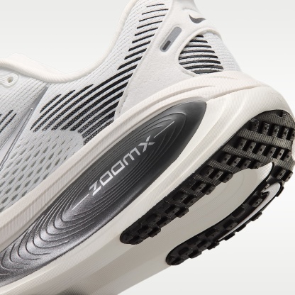 Nike Vomero 18 Straßenlaufschuh (Damen) – Summit White/Sail/Photon Dust/Metallic Silver