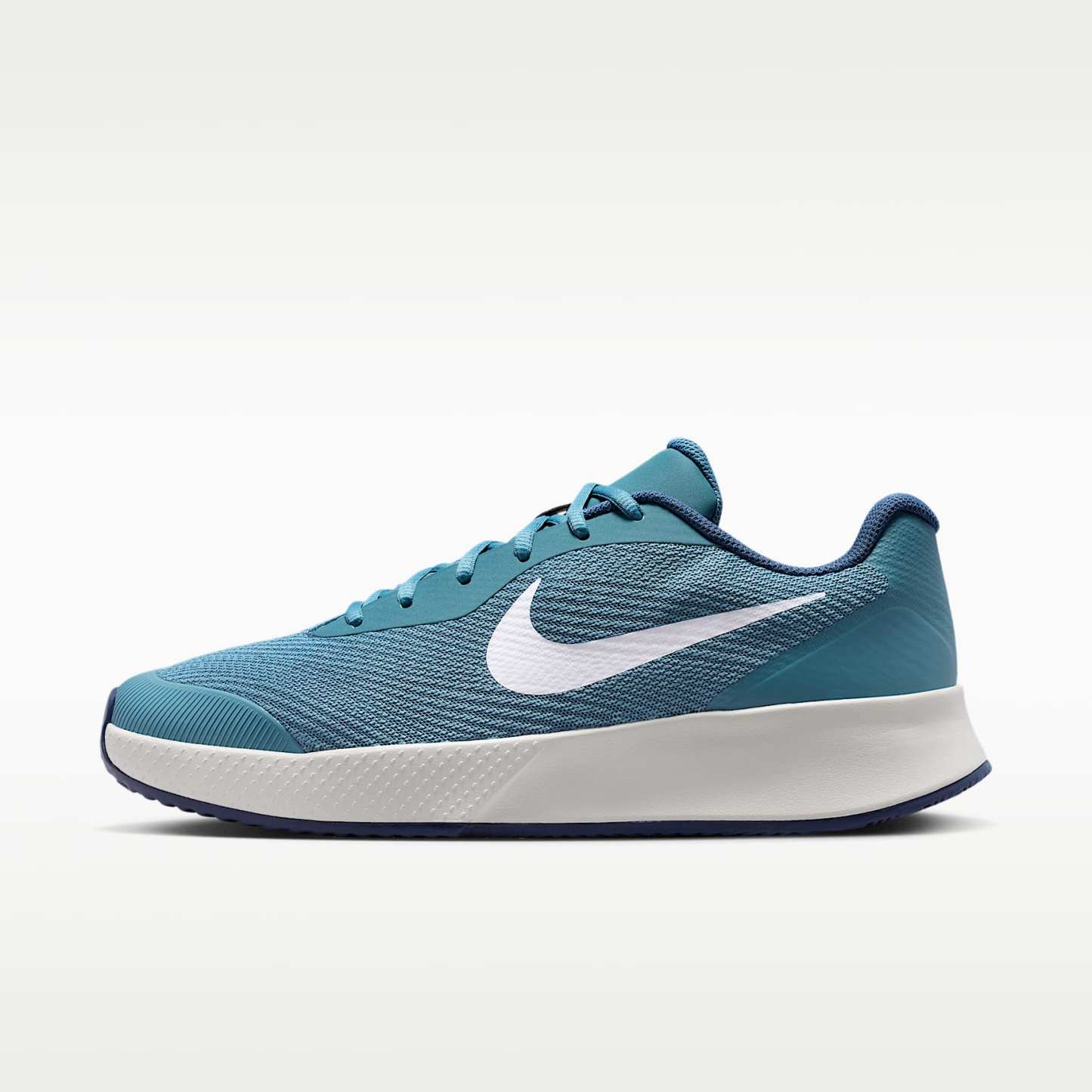 NikeCourt Lite 3 Clay Court Tennisschuh (Herren) – Smokey Blue/Light Bone/New Slate/Weiß