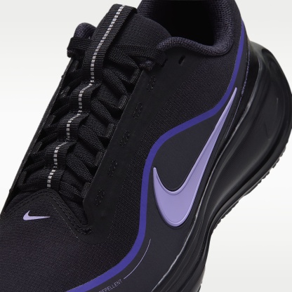 Nike Revolution 8 Utility Straßenlaufschuh (Damen) – Schwarz/Persian Violet/Gridiron/Purple Pulse