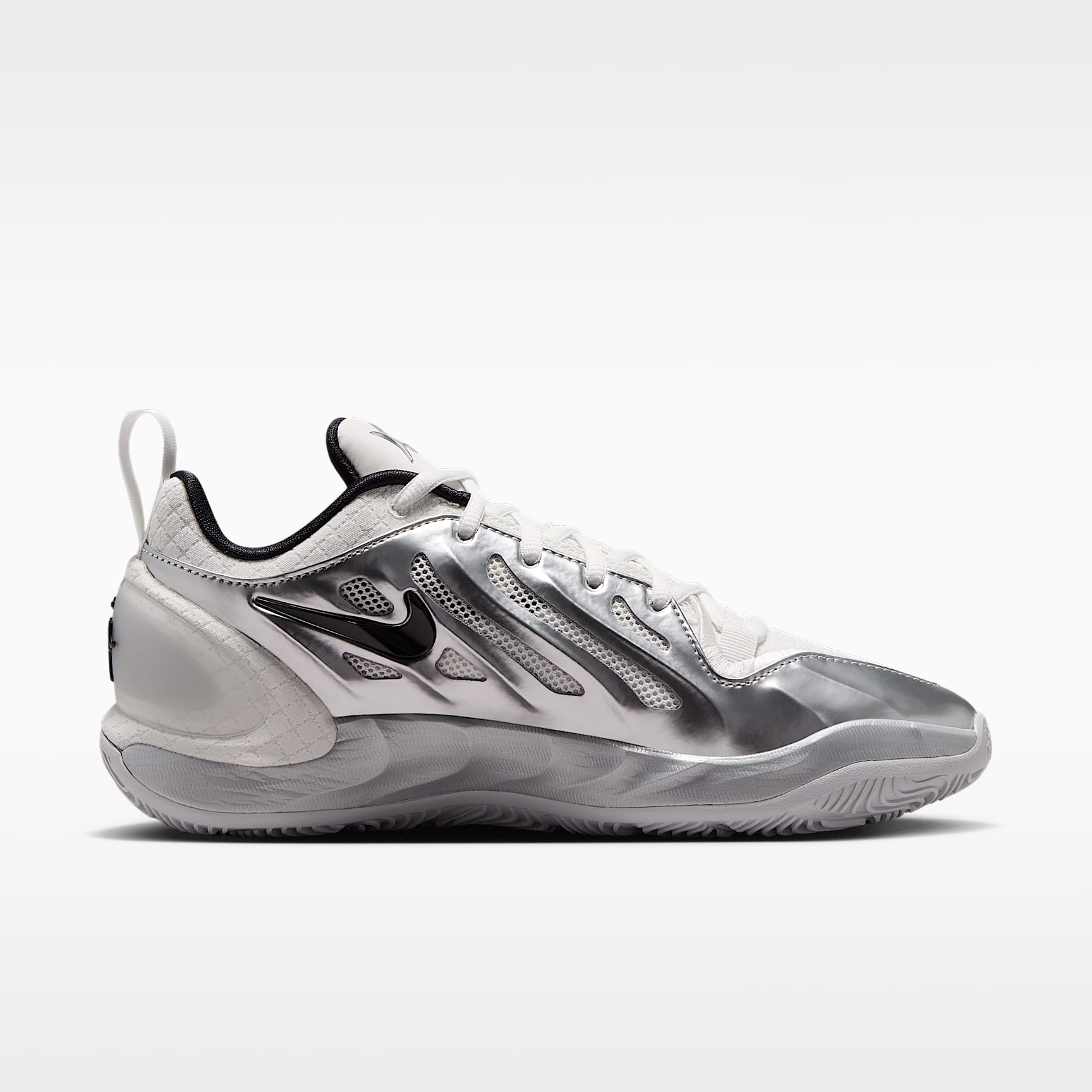 A'Two "Mirrored" A'ja Wilson Basketballschuh – Summit White/Metallic Silver/Schwarz