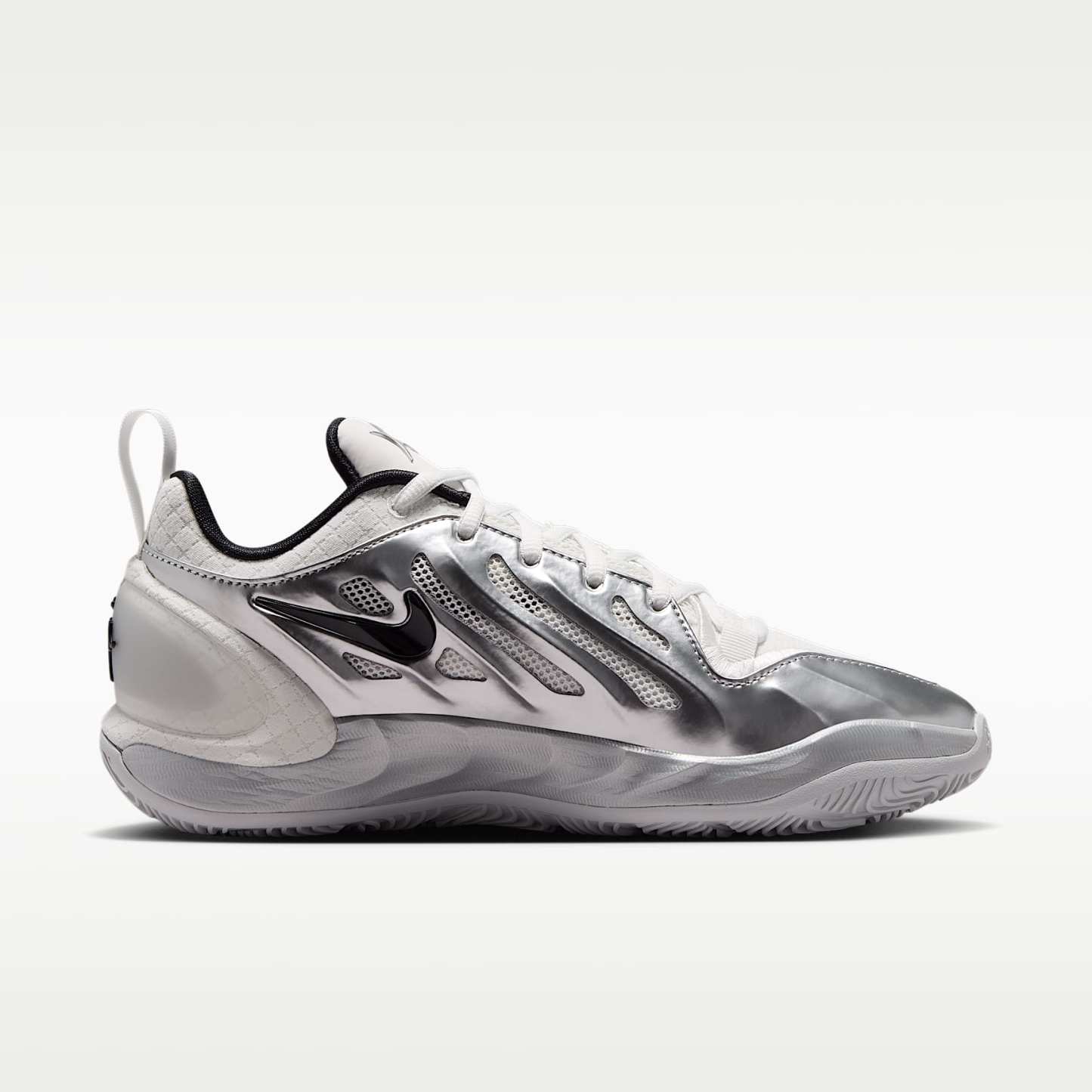 A'Two "Mirrored" A'ja Wilson Basketballschuh – Summit White/Metallic Silver/Schwarz