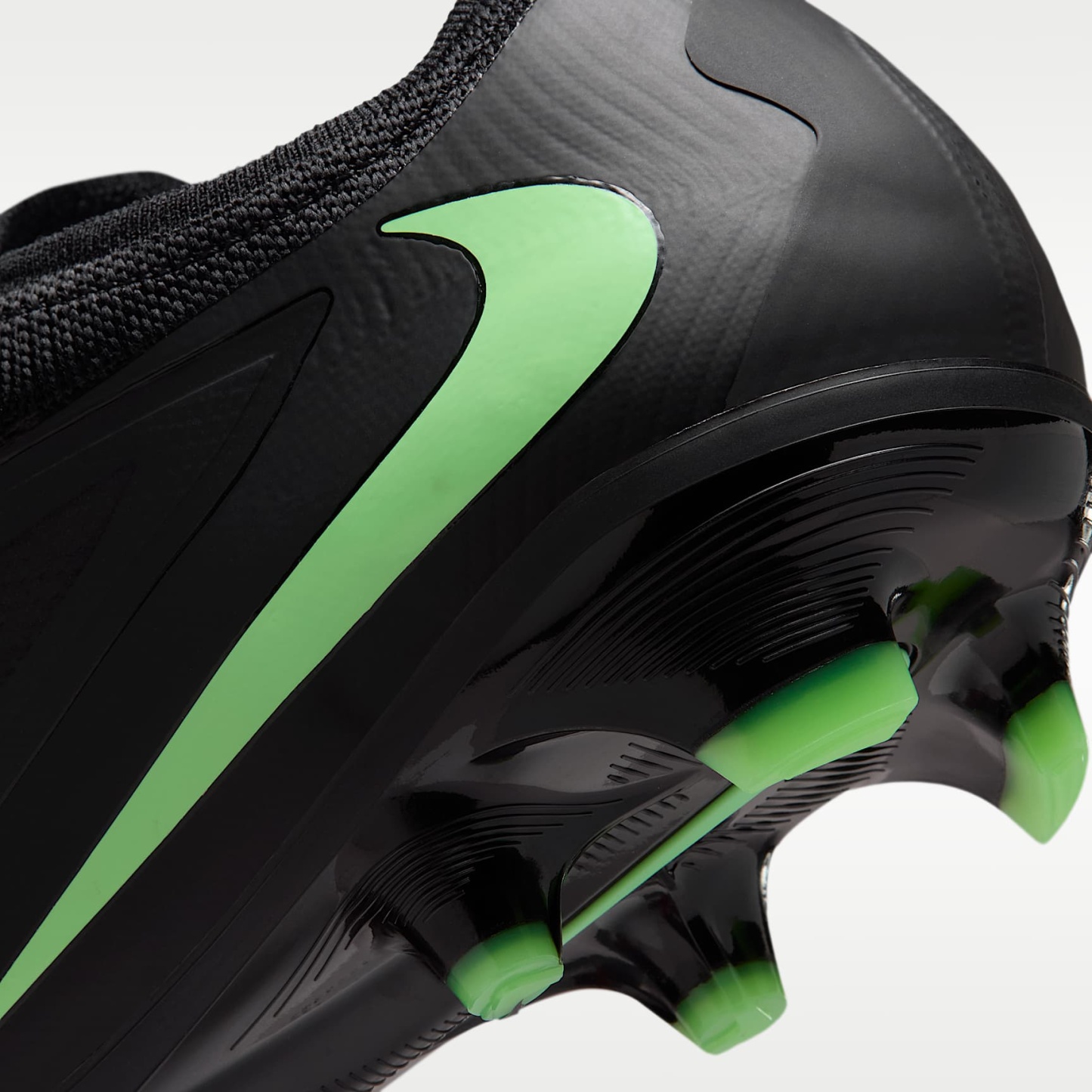 Nike Phantom 6 Low Pro Fußballschuh für normalen Rasen – Schwarz/Schwarz/Illusion Green