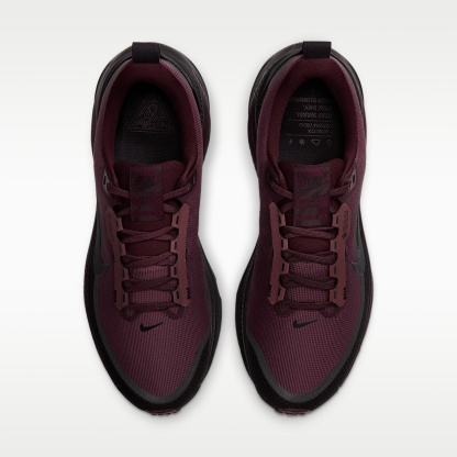 Nike Vomero 18 GORE-TEX wasserdichter Straßenlaufschuh mit reflektierenden Akzenten (Herren) – Burgundy Crush/Burgundy Crush/Schwarz