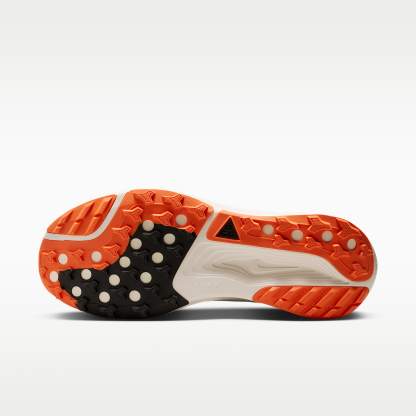 Nike ACG Pegasus Trail Traillaufschuh (Herren) – Summit White/Phantom/Safety Orange/Schwarz