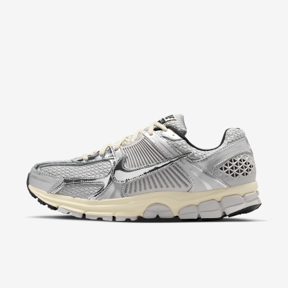 Nike Zoom Vomero 5 Schuh (Herren) – Grey Fog/Metallic Silver/Coconut Milk/Chrome