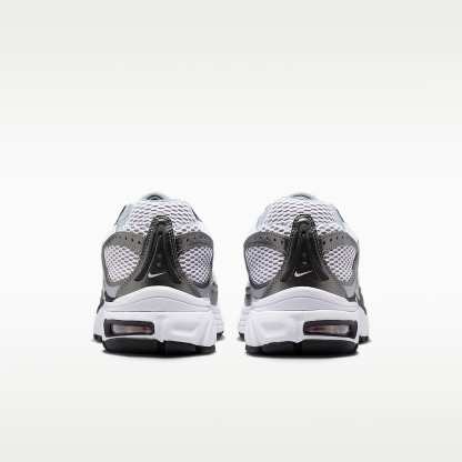 Nike Air Max Moto 2K Schuh (Herren) – Smoke Grey/Anthracite/Pink Foam/Weiß