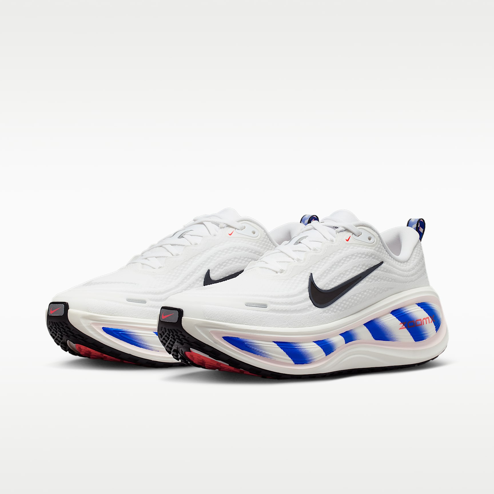 Nike Vomero Plus Straßenlaufschuh (Herren) – Weiß/Racer Blue/Bright Crimson/Schwarz