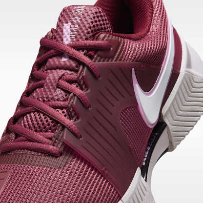 Nike GP Challenge 1.5 Hartplatz-Tennisschuh (Damen) – Pink Smoke/Vast Grey/Schwarz/Weiß