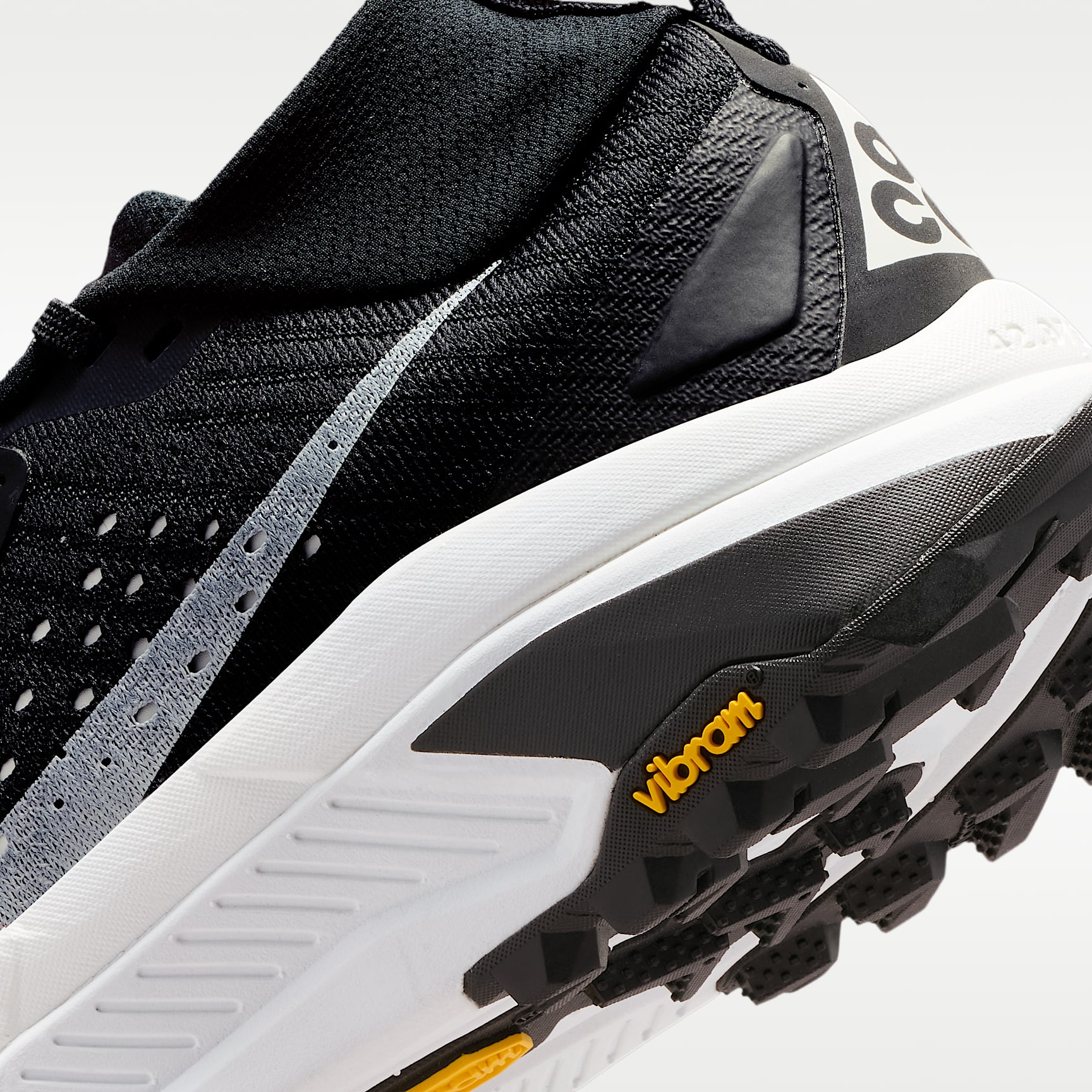 ACG Zegama Trail Traillaufschuh (Damen) – Schwarz/Safety Orange/Anthracite/Summit White