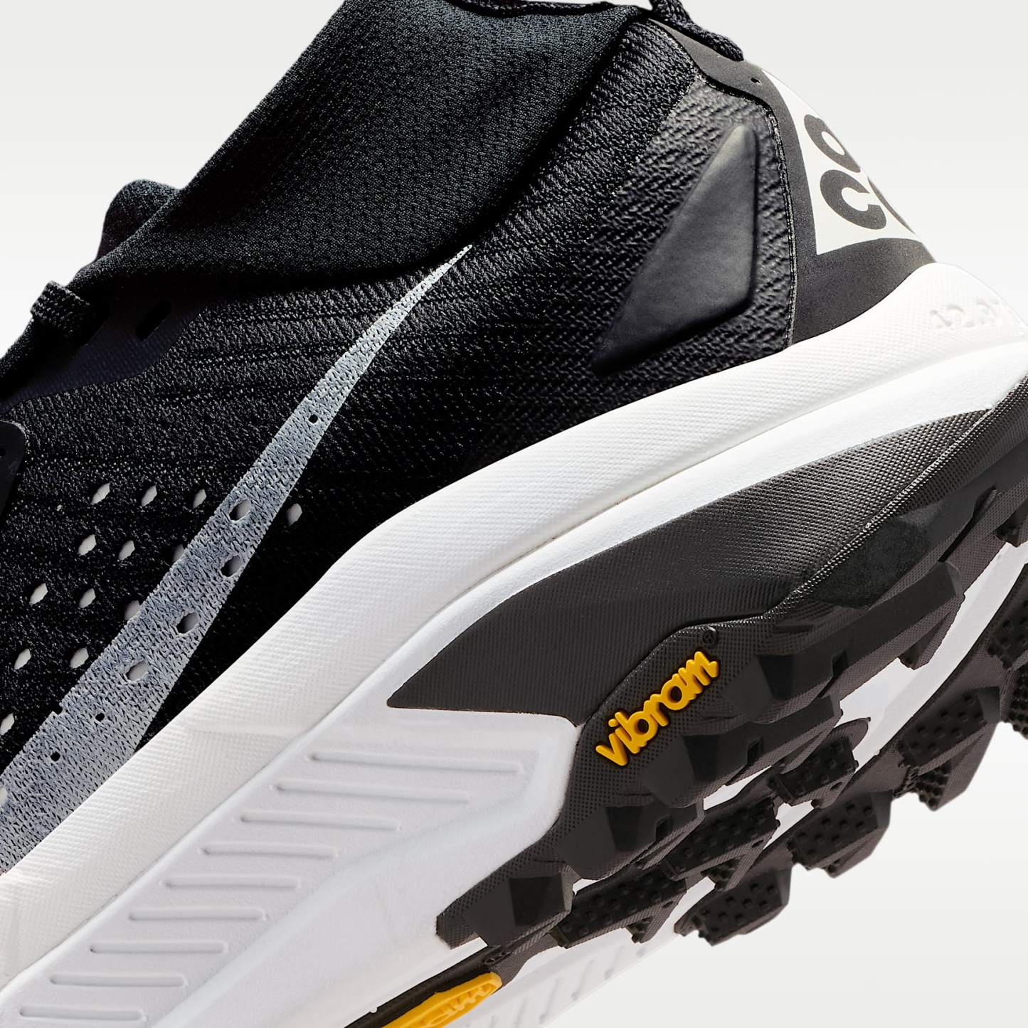 ACG Zegama Trail Traillaufschuh (Damen) – Schwarz/Safety Orange/Anthracite/Summit White