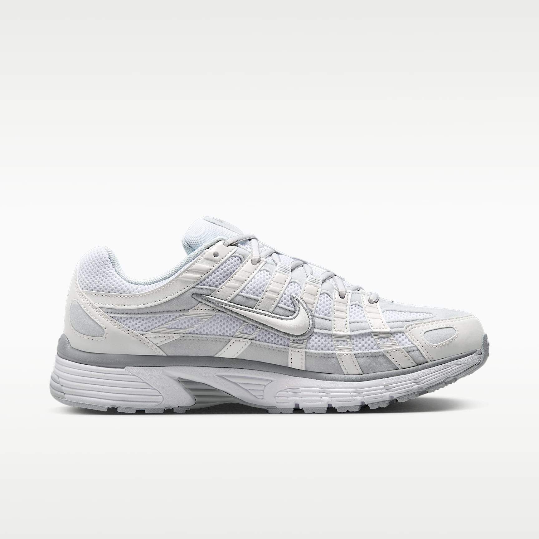 Nike P-6000 Schuh (Damen) – Metallic Summit White/Pure Platinum/Wolf Grey/Weiß
