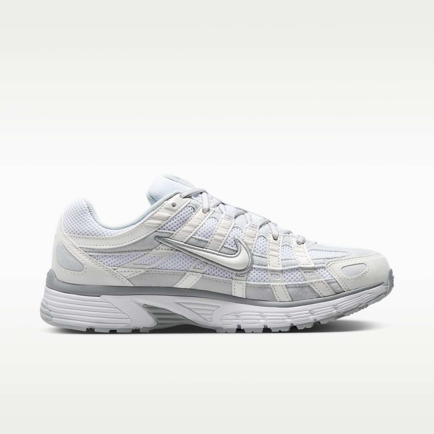 Nike P-6000 Schuh (Damen) – Metallic Summit White/Pure Platinum/Wolf Grey/Weiß