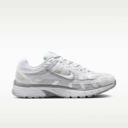 Nike P-6000 Schuh (Damen) – Metallic Summit White/Pure Platinum/Wolf Grey/Weiß