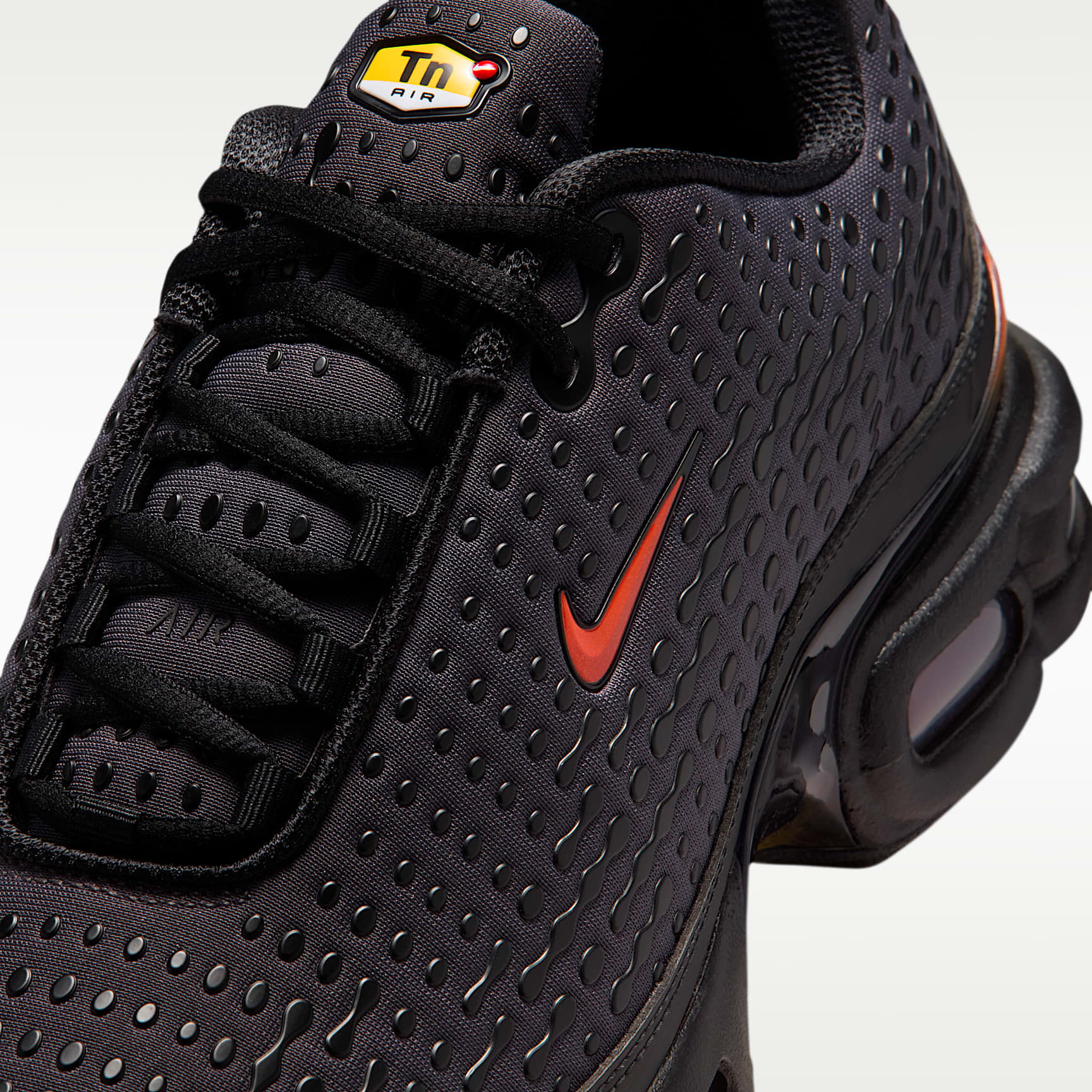 Nike Air Max Plus VII Schuh (Herren) – Schwarz/Medium Ash/Bright Crimson/Dark Copper