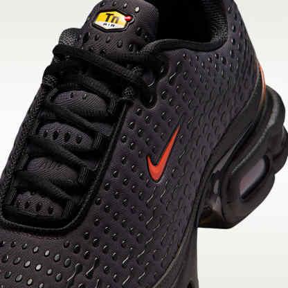 Nike Air Max Plus VII Schuh (Herren) – Schwarz/Medium Ash/Bright Crimson/Dark Copper