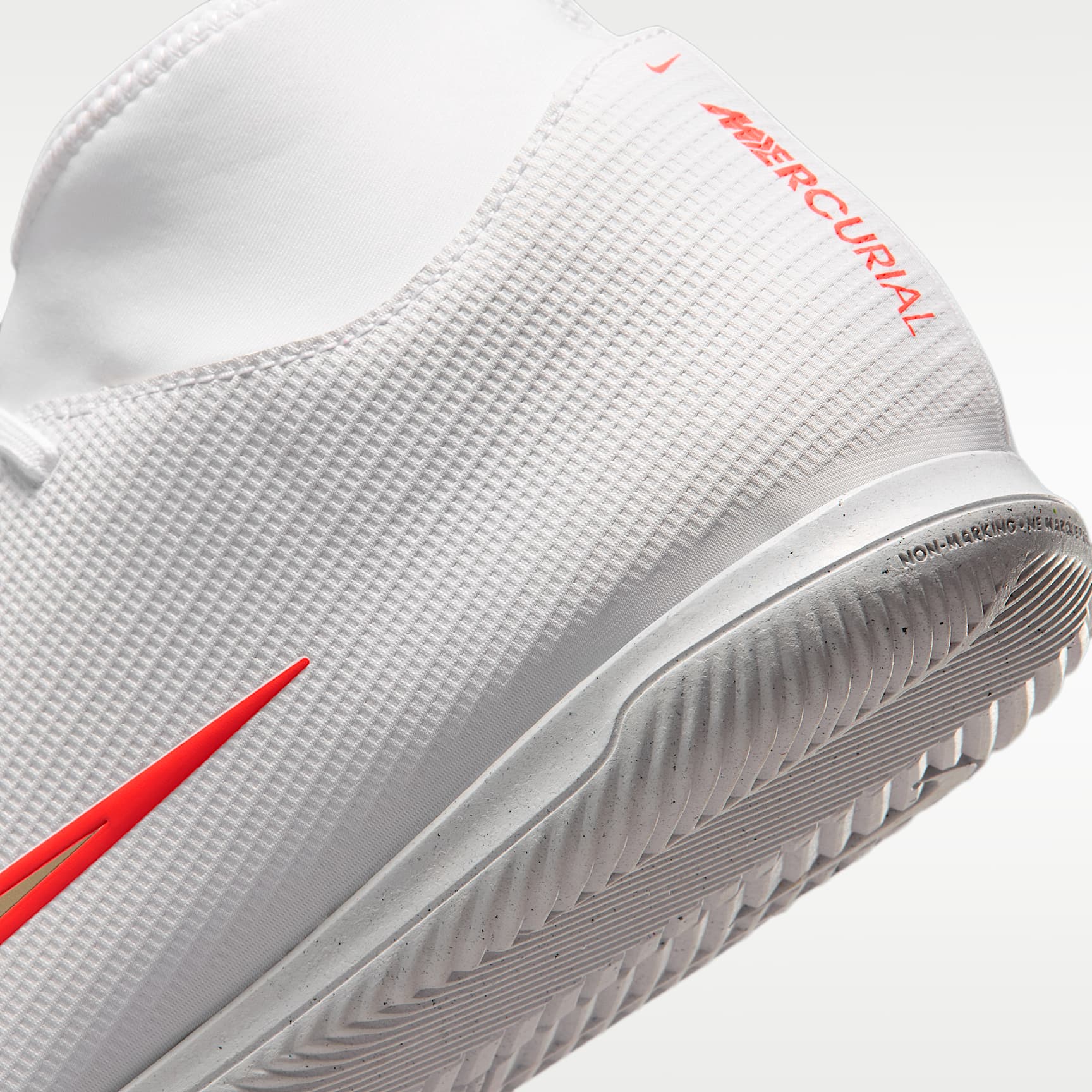 Nike Mercurial Superfly 11 Club High-Top-Fußballschuh für Hallen- und Hartplätze – Weiß/Bright Crimson/Blur