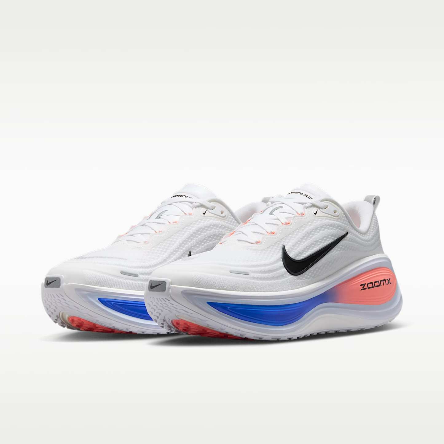 Nike Vomero Plus Straßenlaufschuh (Herren) – Weiß/Atomic Pink/Racer Blue/Schwarz