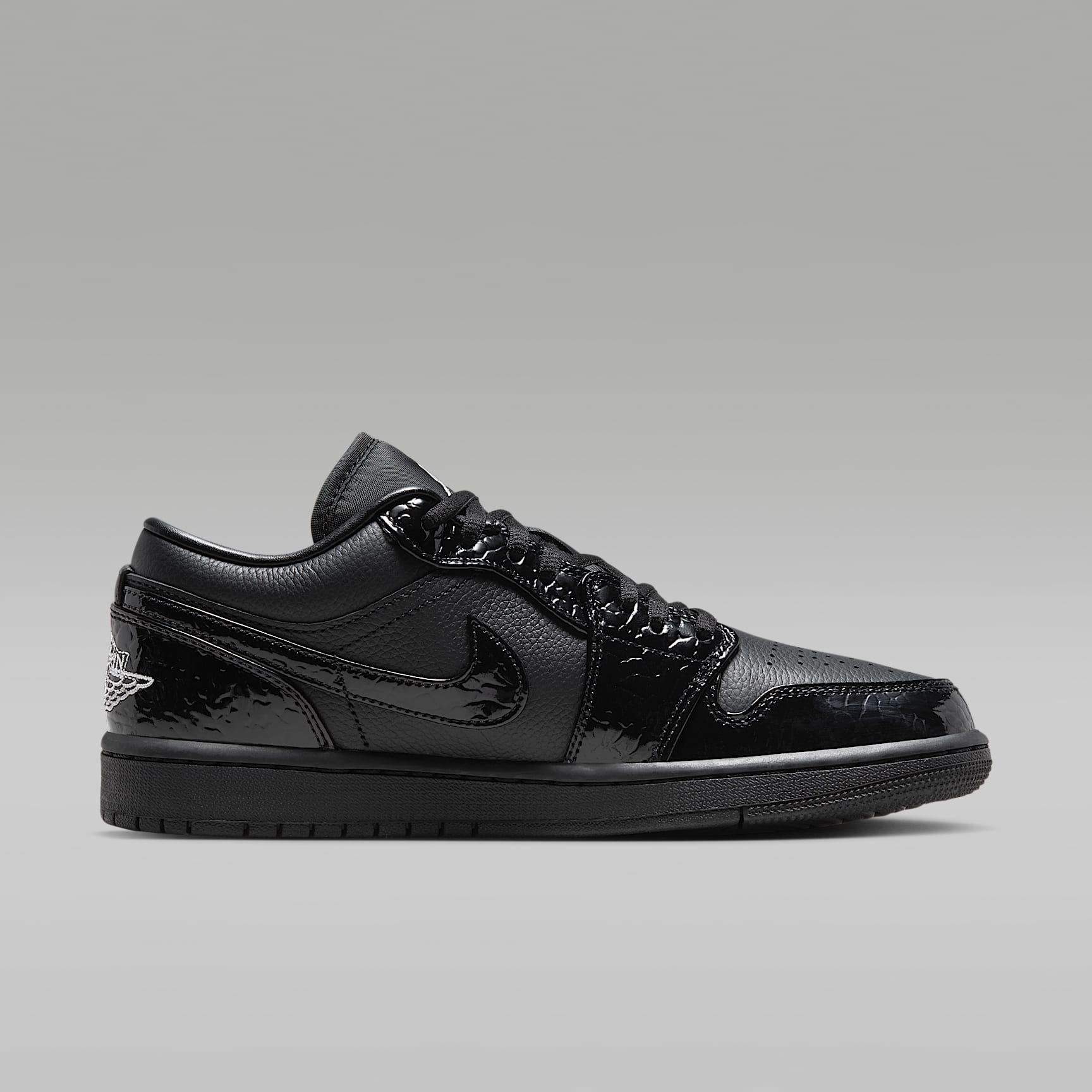 Air Jordan 1 Low SE Damenschuh – Schwarz/Weiß/Metallic Silver/Schwarz