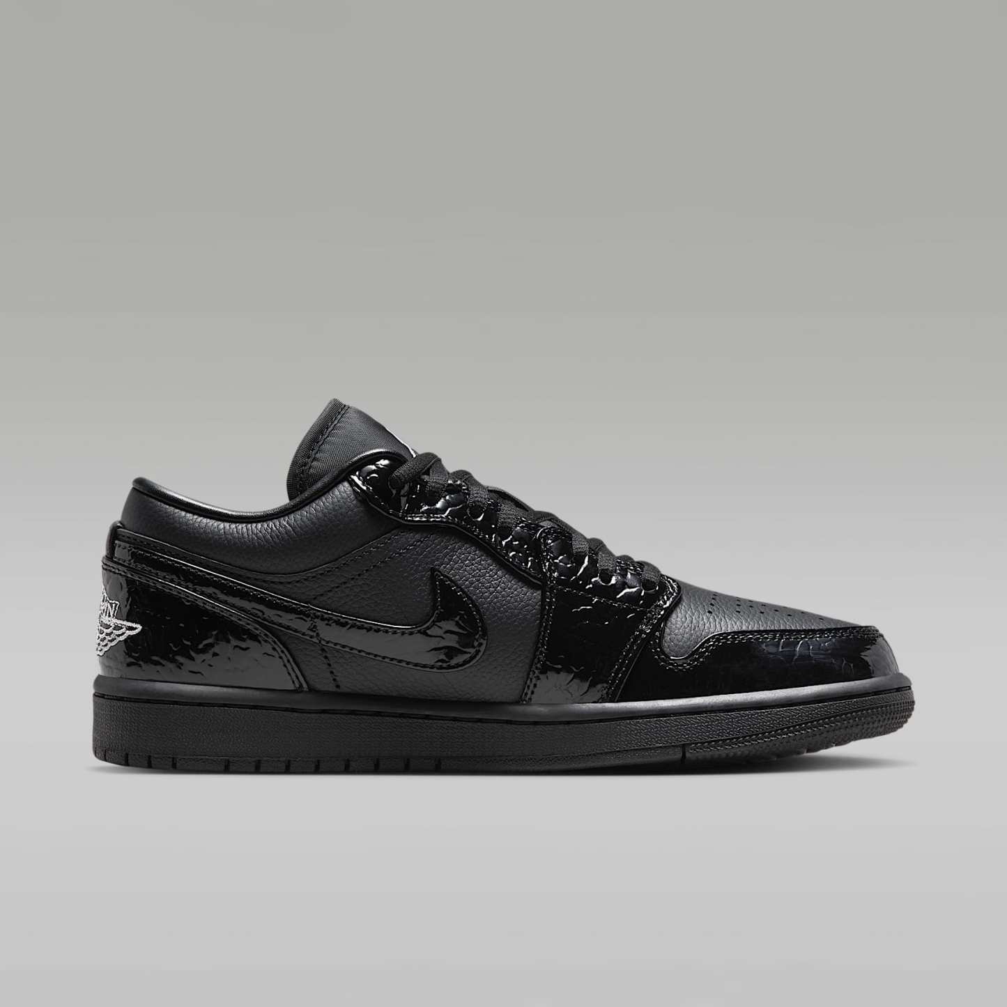 Air Jordan 1 Low SE Damenschuh – Schwarz/Weiß/Metallic Silver/Schwarz