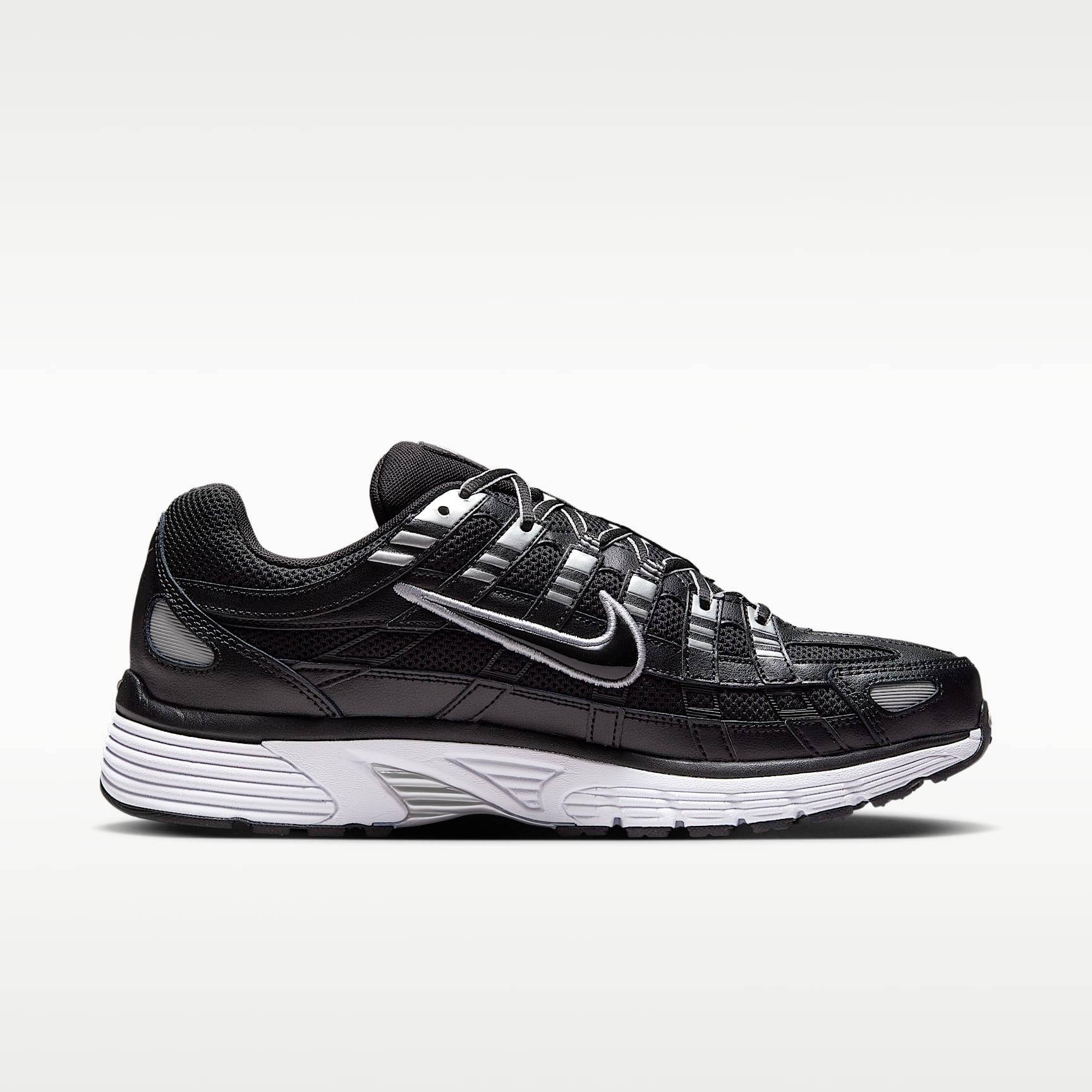 Nike P-6000 Schuh – Schwarz/Weiß/Metallic Silver/Schwarz