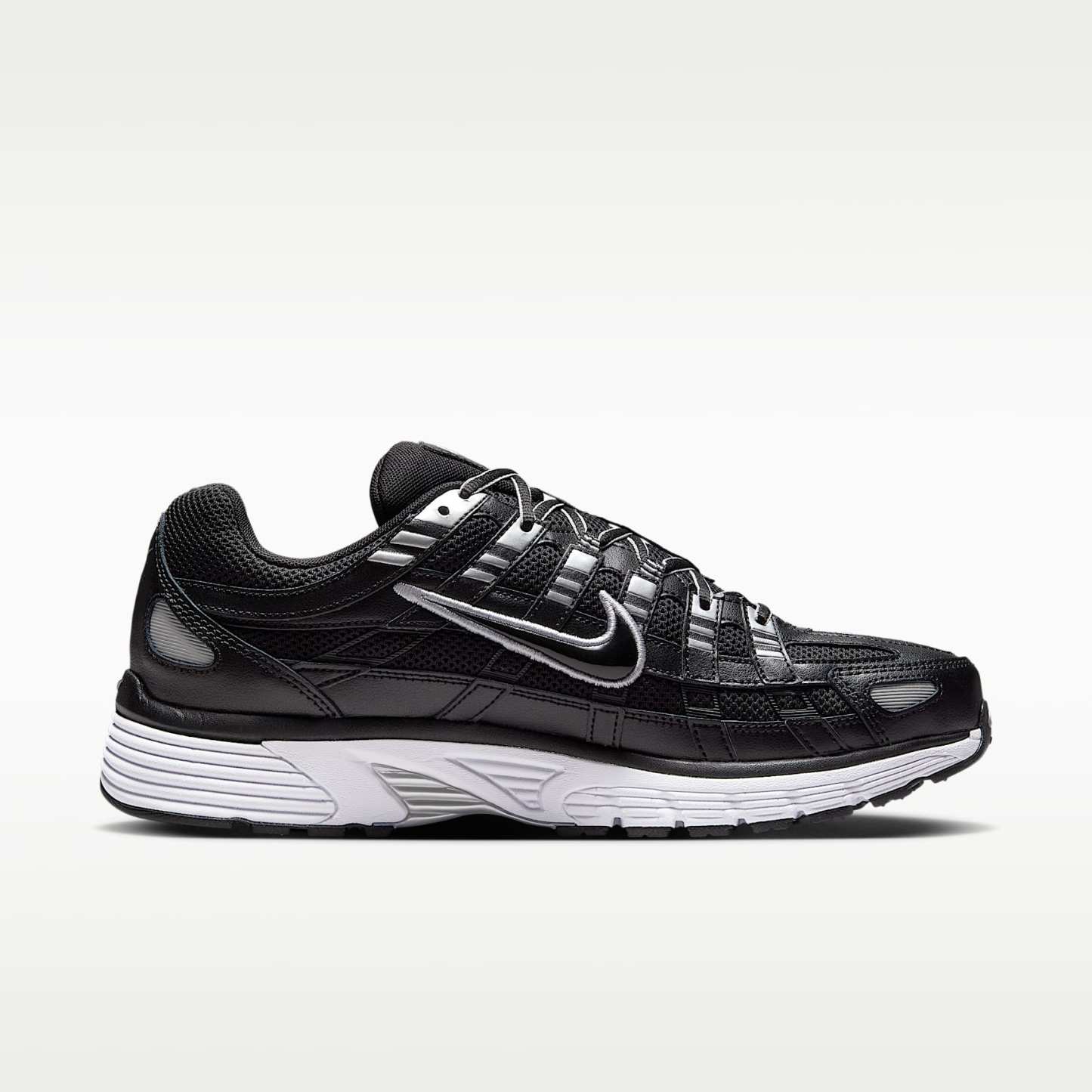 Nike P-6000 Schuh – Schwarz/Weiß/Metallic Silver/Schwarz